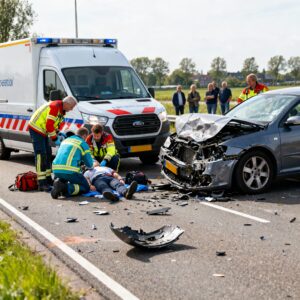 Gewonde na frontale botsing tussen bezorgbusje en auto in alphen aan den rijn