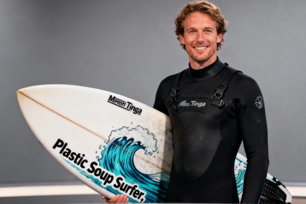 Plastic soup surfer merijn tinga bezoekt de paus: ‘ik zie het al voor me om aan te komen in zwembroek met surfplank’
