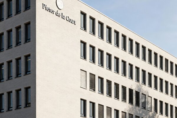 Universiteit hernoemt pieter de la court-gebouw vanwege slavernijverleden