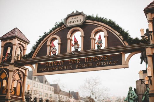 Kerstmarkt Leiden in de verlichte binnenstad met kraampjes en bezoekers bij de grachten