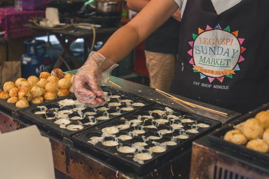 Bezoekers lopen langs foodtrucks en terrastafels op het Leiden food festival in zomerse sfeer