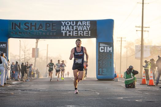 Lopers langs de singels tijdens de leiden halve marathon 2026 in de binnenstad van Leiden