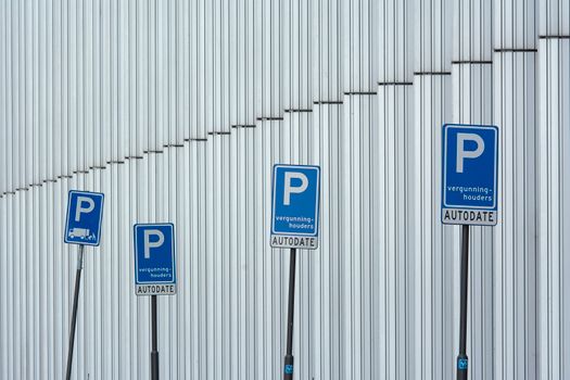 Straat met geparkeerde auto's in Leiden bij uitleg over parkeervergunning Leiden