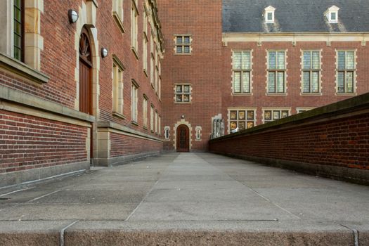 Inwoner van Leiden bekijkt papieren en rekeningen aan tafel voor schuldhulpverlening