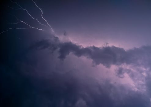 Storm in Leiden: verkeer, station en stroomstoringen