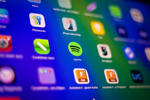 Smartphone met muziekstreamingapps als alternatief voor Spotify in Leiden