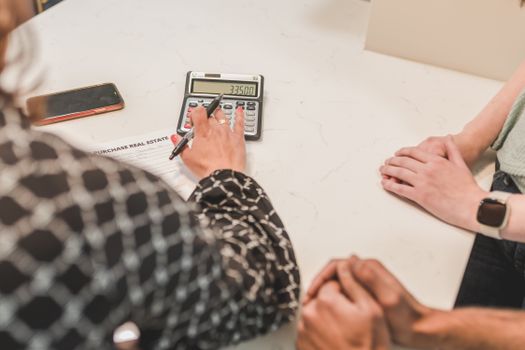 Starter in Leiden rekent een annuïteitenhypotheek uit aan de keukentafel met laptop, notities en calculator