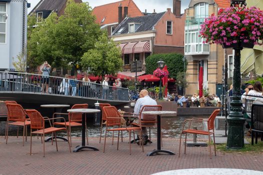 Terras en sfeerbeeld van Brasserie Park bij Leiden met lunchgerechten en groene omgeving