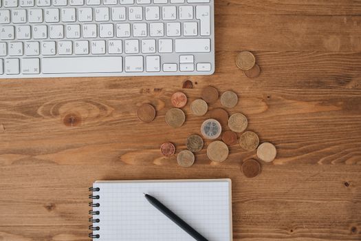 Inwoner van Leiden krijgt budgetadvies aan tafel met rekeningen, laptop en notitieblok