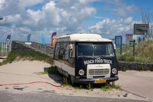 Bezoekers genieten van streetfood en muziek op een food truck festival in Leiden