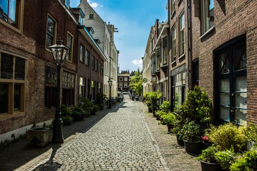 Zomerse vakantiespullen netjes uitgelegd op bed met koffer, zonnebrand, kleding en reisdocumenten