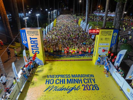 Publiek en lopers langs de singels bij Leiden Marathon 2026 in het centrum van Leiden