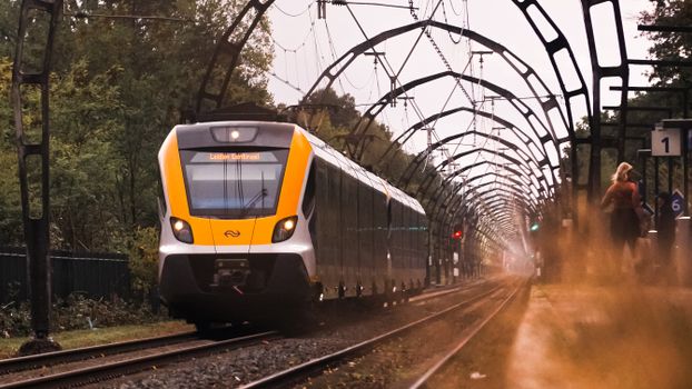 Station Leiden Centraal met reizigers, perrons en bussen als knooppunt voor de bereikbaarheid van Leiden en de regio