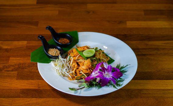 Thaise gerechten op tafel in een restaurant in de Leidse binnenstad