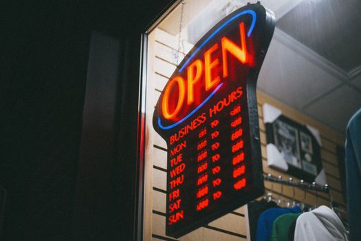 Shoppers in de Haarlemmerstraat met leiden winkels openingstijden in het centrum van Leiden