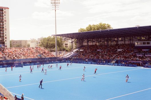 Mensen kijken olympische spelen live op groot scherm in een Leidse sportbar bij de Beestenmarkt