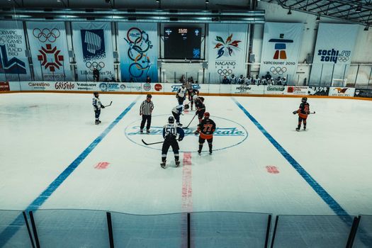 Schaatsen vandaag olympische spelen: lege ijsbaan bij Sportcomplex De Vliet in Leiden