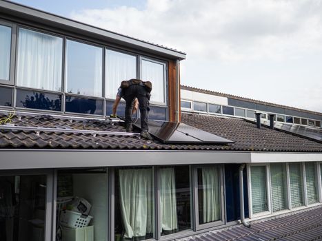 Zonnepanelen op een woningdak in Leiden met uitleg over subsidies en lokale regelingen