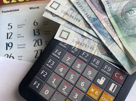 Starter in Leiden berekent maandlasten van een annuïteitenhypotheek aan de keukentafel met laptop en rekenblad