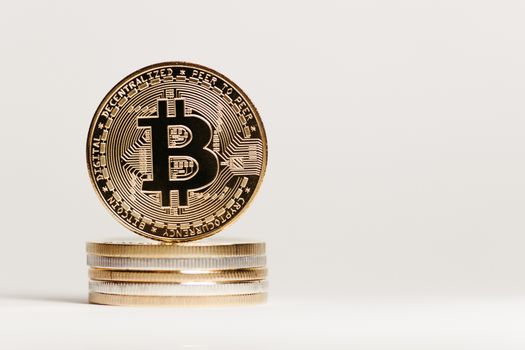 Belegger uit Leiden bekijkt bitcoin koers op smartphone met grafieken en financieel nieuws