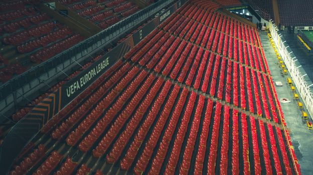 Supporters kijken champions league wedstrijden op groot scherm in een Leidse sportbar bij de Beestenmarkt