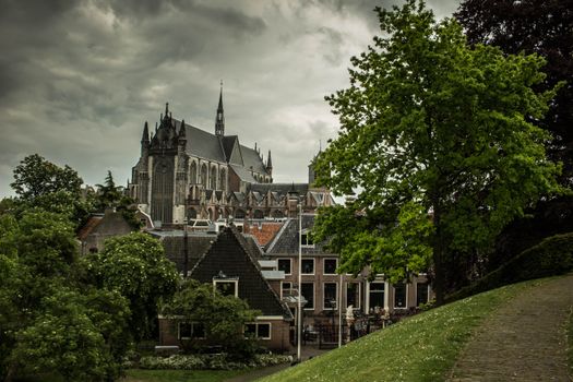 Miranda Rijnsburger met Julio Iglesias tijdens een publieke verschijning, met focus op hun gezin en privacy