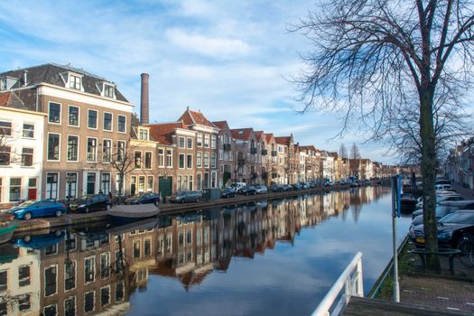 Laptop met open schrijfscherm in Leiden als symbool voor sexverhalen online