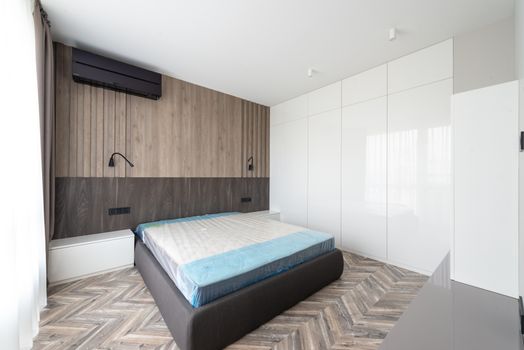 Slaapkamer in Leiden met mobiele airco naast het raam tijdens een warme zomernacht