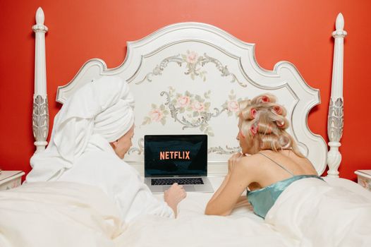 Overzicht van de beste nieuwe Netflix-series van dit moment, met kijktips per genre voor een avond thuis in Leiden