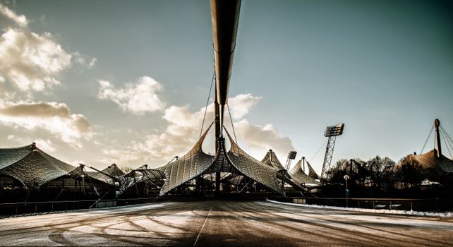 Baanbeeld van een heat tijdens bobslee olympische spelen 2026 met een slee in een snelle bocht