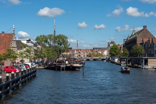 Bezoekers op een zomers festival in Nederland met kleurrijke outfits, dichtbij de regio Leiden