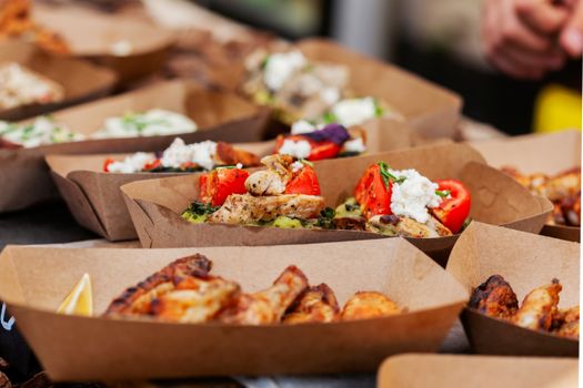Bezoekers genieten van streetfood op een food festival in Leiden met foodtrucks, lampjes en zitplekken buiten