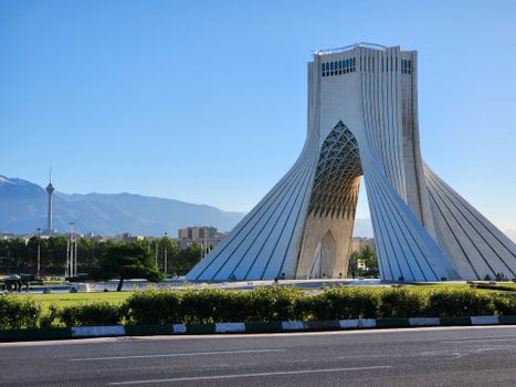 Iran nieuws op smartphone bij Leiden Centraal met reizigers op de achtergrond