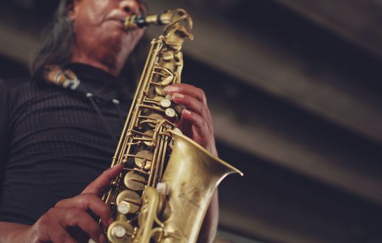 Zomerse sfeer tijdens Jazz Festival Leiden 2026 met publiek op een gezellig plein in de binnenstad