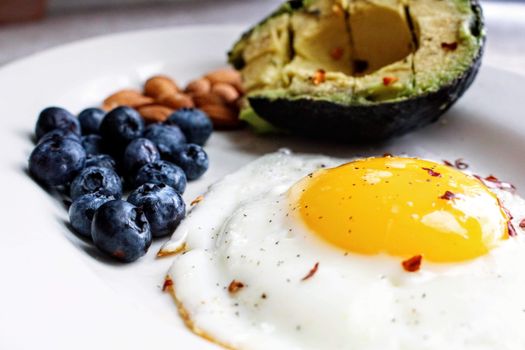 Gezonde keto maaltijd op tafel in een modern appartement in Leiden met avocado, eieren en groenten