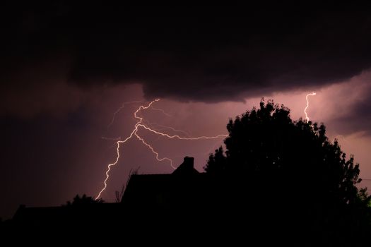 Donkere onweerlucht boven Leiden Centraal en de binnenstad tijdens onweer