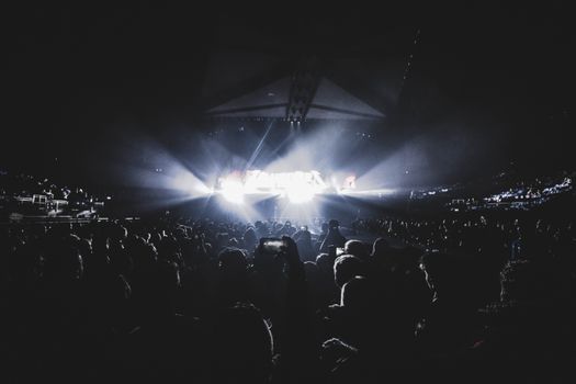 Leidense binnenstad in de avond als mogelijke sfeer rond een Roxy Dekker concert