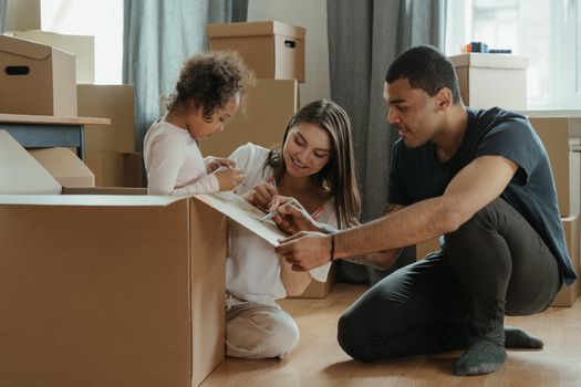 Gescheiden ouder met kind en verhuisdozen in een woning in Leiden, als illustratie bij jurisprudentie over verhuizen na scheiding