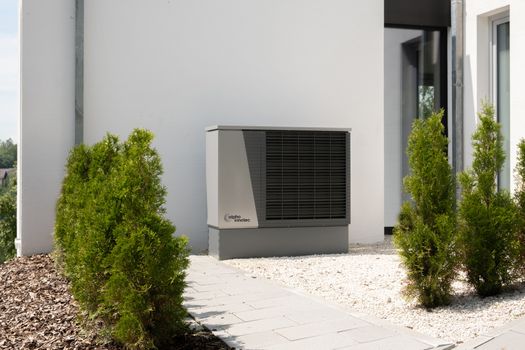 Bestaande woning in Leiden met buitenunit van een warmtepomp aan de gevel