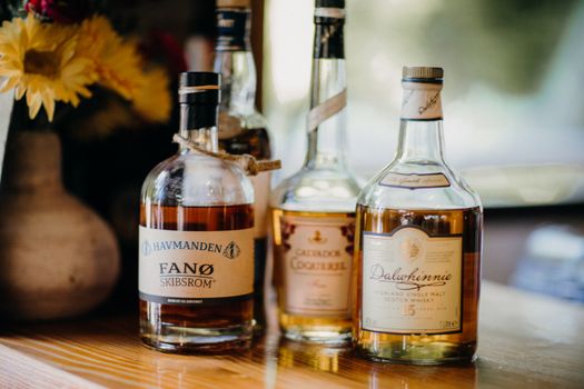 Bezoekers proeven whiskey op een sfeervol festival in Leiden met stijlvolle glazen en warme verlichting