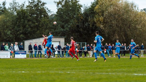 Supporters kijken wk voetbal wedstrijden op een groot scherm in de Leidse binnenstad