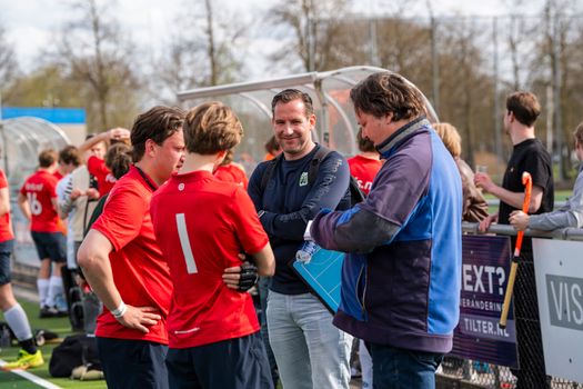 Supporters in Leiden kijken wk wedstrijden terug op scherm in sportcafé rond de Beestenmarkt
